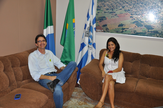 Prefeito Dirceu Lanzarini e atriz Alessandra Tavares. Oficina de teatro irá contribuir para o desenvolvimento cultural da cidade. 