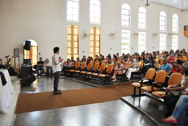 O bacharel em Direito Washington César Shoiti Nozu, palestrando sobre a nova legislação que rege a inclusão educacional. Foto: Moreira Produções.