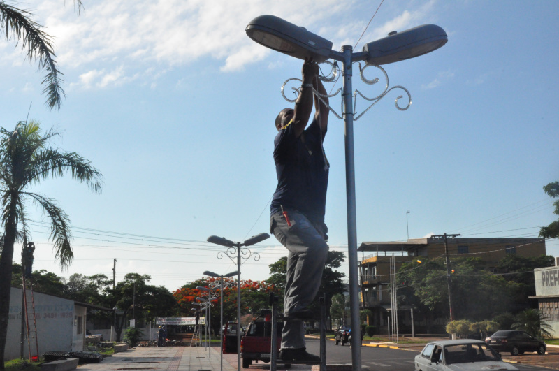 Natal de Luzes será inaugurado nesta quinta-feira (12) em Amambai Decoração de Natal está sendo instalada na praça, rodoviária e principais ruas de Amambai.