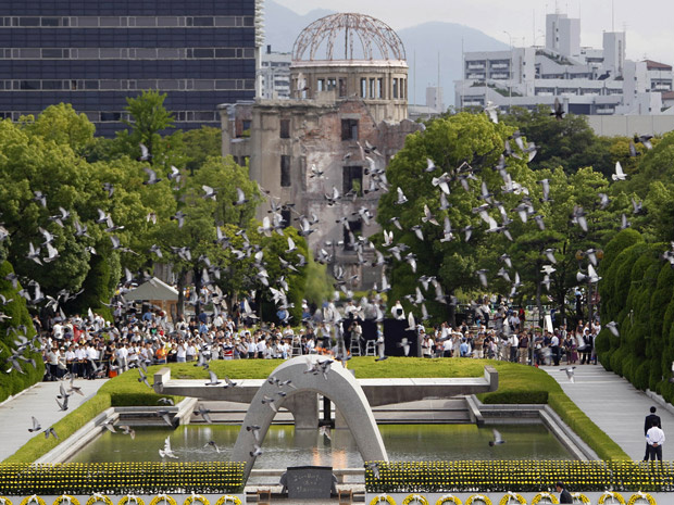 Bomba atômica que caiu sobre Hiroshima acabou de forma imediata com a vida de 120 mil pessoas (Foto: Koji Sasahara / AP)