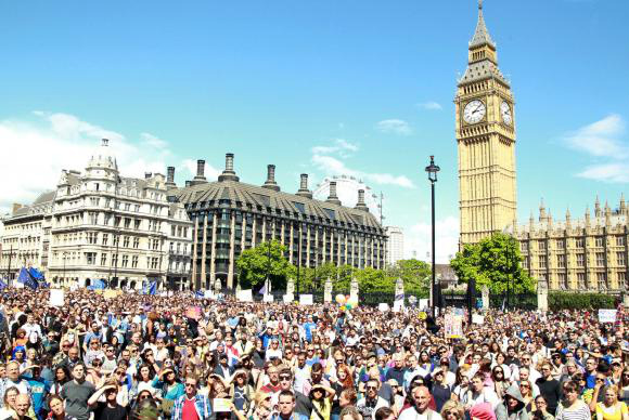 Londres - No início de julho a chamada Marcha AntiBrexit reuniu milhares de pessoas no centro da capital inglesa para defender a permanência da InglaterraAgência Lusa/Direitos Reservador