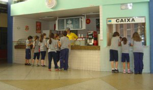 Pais devem ficar atentos para lanchonetes das escolas