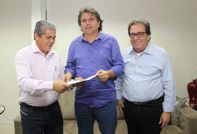 Waldir recebe documento de Caravina (centro)
