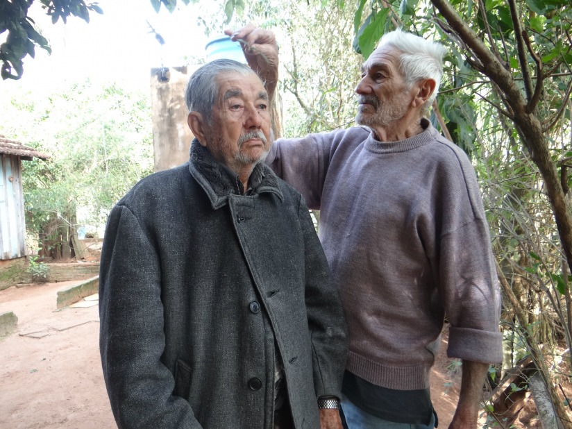 Seu Cota durante benzimento / Foto feita em 2016 pela Moreira Produções