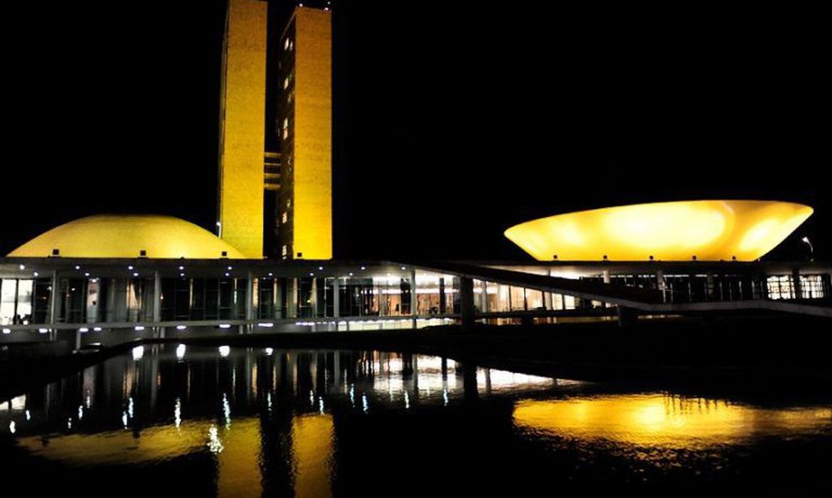 Congresso recebe iluminação amarela em apoio ao combate às hepatites Foto: Agência Senado