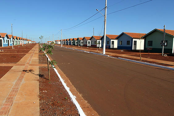 Governador assina contratos para construção de 2.015 em MS