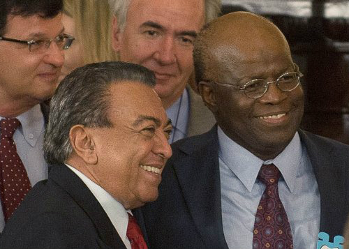 Popular, Barbosa age cada vez mais como candidato Ontem, ao visitar o Tribunal de Justiça de São Paulo, posou para fotos com admiradores, como o cartunista Maurício de Souza