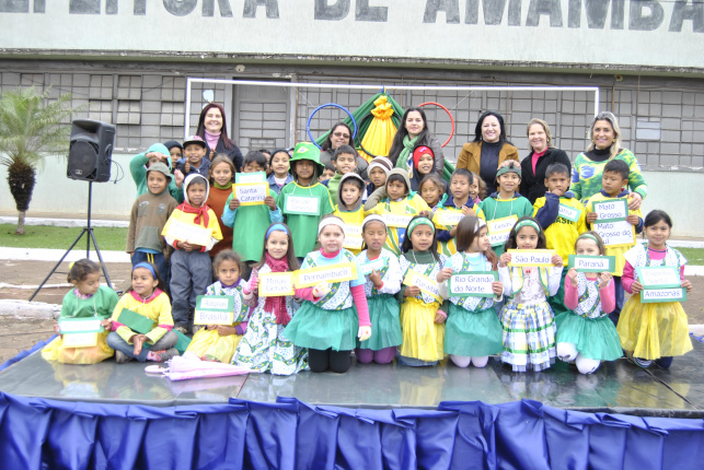 A cada manhã  de hasteamento, escolas realizam apresentações / Foto: Moreira Produções
