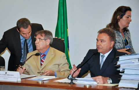 Sem consenso, PNE deve ter votação demorada A análise do Plano Nacional de Educação pelo Plenário promete ser polêmica