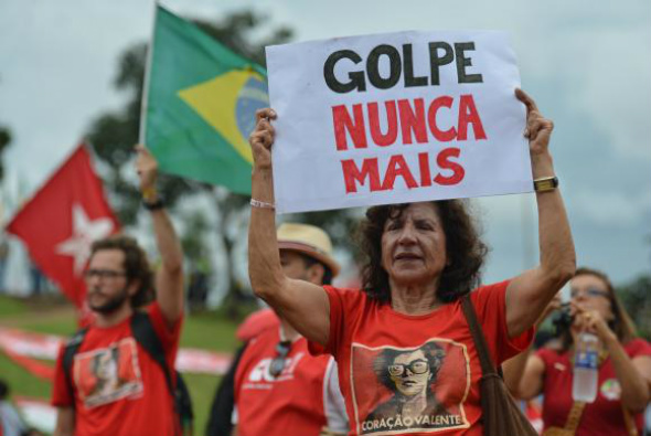 Em Brasília, manifestação ocupou rodoviária na área central Manifestação em defesa da Petrobrás e dos direitos dos trabalhadores, na Rodoviária do Plano Piloto, no centro de Brasília Foto: Fabio Rodrigues Pozzebom/Agência Brasil