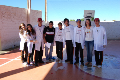 Foto do grupo do 1º ano que apresentou experimento com bombas caseiras, junto com os professores orientadores.