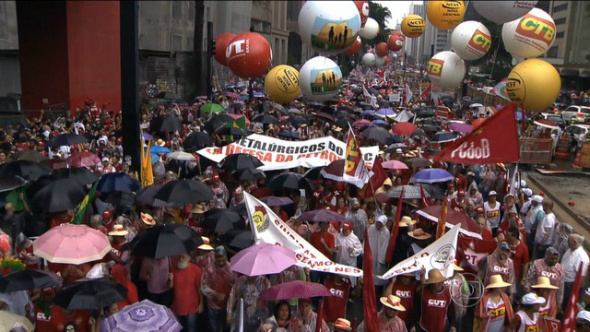Atos pró-Dilma reúnem milhares em 24 estados e no DF Protestos em defesa da Petrobras e a favor do governo Dilma Rousseff aconteceram nesta sexta-feira (13) / Foto: G1/SP
