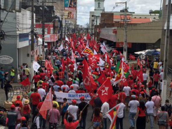 Atos pró-Dilma reúnem milhares em 24 estados e no DF Mil pessoas protestam nas ruas de MaceióFoto: Carolina Sanches/G1