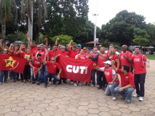Atos pró-Dilma reúnem milhares em 24 estados e no DF Manifestantes se concentram para caminhadaem Macapá / Foto: Cassio Albuquerque/G1