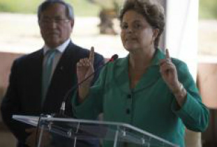 Dilma diz que distribuição de renda também beneficiou ricos Dilma diz que distribuição de renda também beneficiou ricos