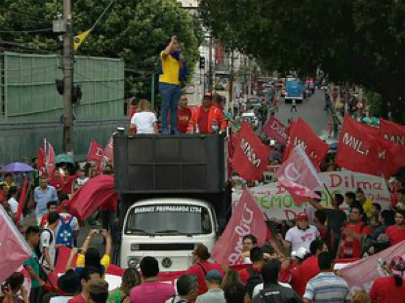 Atos pró-Dilma reúnem milhares em 24 estados e no DF Protesto teve início por volta das 16h / Foto:Reprodução/TV Amazonas