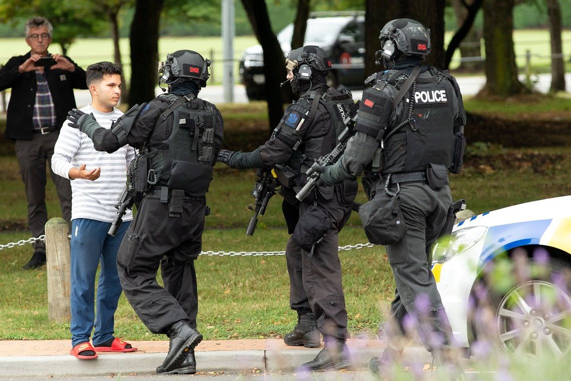 Neozelandeses entregam voluntariamente suas armas após massacre REUTERS/SNPA/Martin Hunter