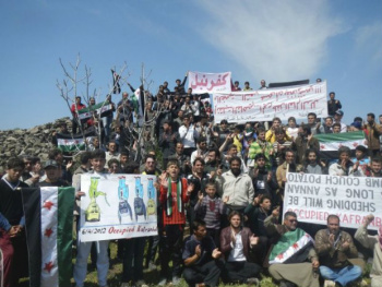  Manifestantes, com cartazes, protestam contra o presidente sírio Bashar Al-Assad, em Kafranbel Manifestantes, com cartazes, protestam contra o presidente sírio Bashar Al-Assad, em Kafranbel (Reuters)