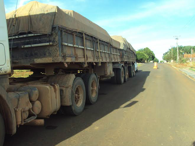 PMA apreende carreta com carga de madeira ilegal e multa empresa