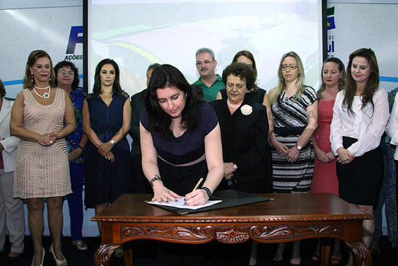 MS adere a programa que melhora atendimento a mulher vítima de violência O evento aconteceu na Governadoria e teve a presença da ministra da Secretaria de Políticas para Mulheres