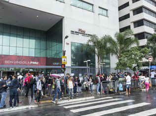 Alunos enfrentam filas enormes e chuvas para se inscreverem no FIES / Foto: Divulgação