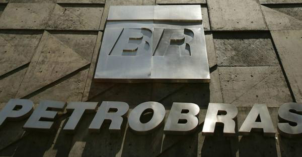 Em depoimento à CPI da Petrobras, doleiro nega conhecer diretores da estatal Em depoimento à CPI da Petrobras, doleiro nega conhecer diretores da estatal