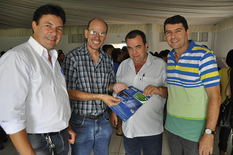 Cartão Vale Alimentação foi entregue pela Prefeitura de Amambai O Prefeito Sergio Barbosa, o Vereador Jaime Bambil, o Presidente do Sisem de Amambai, Dilmar Bervian e o Funcionário Público Vanderlei Derlan durante recebimento do cartão magnético. / Foto: Decom