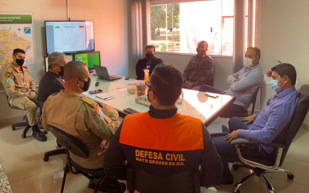 Reunião na Sala de Situação reuniu Bombeiros, Policia Ambiental, Defesa Civil e secretarias de Governo e de Segurança. Foto: CBMS