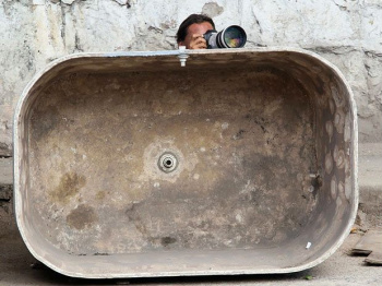        * Enviar para amigos    * Comentar Notícias » Brasil » Polícia » Polícia Recomeça o tiroteio no Complexo do Alemão27 de novembro de 2010 • 21h02 • atualizado às 21h07Comentários    166   1. Notícia   2. Fotos27 de novembro - fotógrafo se posiciona atrás de um tanque vazio de água durante a operação no Alemão. Foto: Sergio Moraes/ReutersFotógrafo se posiciona atrás de um tanque vazio de água durante a operação no AlemãoFoto: Sergio Moraes/Reuters