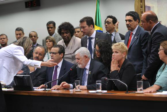 Presença de Xuxa na votação da Lei da Palmada provoca primeira mudança na CCJ A presença da apresntadora Xuxa, em reunião da CCJ, causou discussão. Antonio Cruz/Agência Brasil