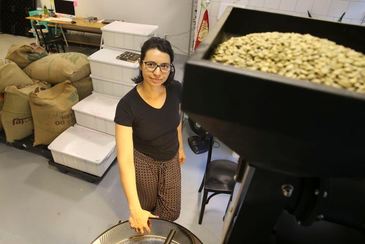 Cafés especiais ampliam mercado dentro e fora do Brasil Nathália Rodrigues é mestre de torras em uma microempresa de torrefação de cafés especiais em Brasília. - Marcello Casal Jr / Agência Brasil