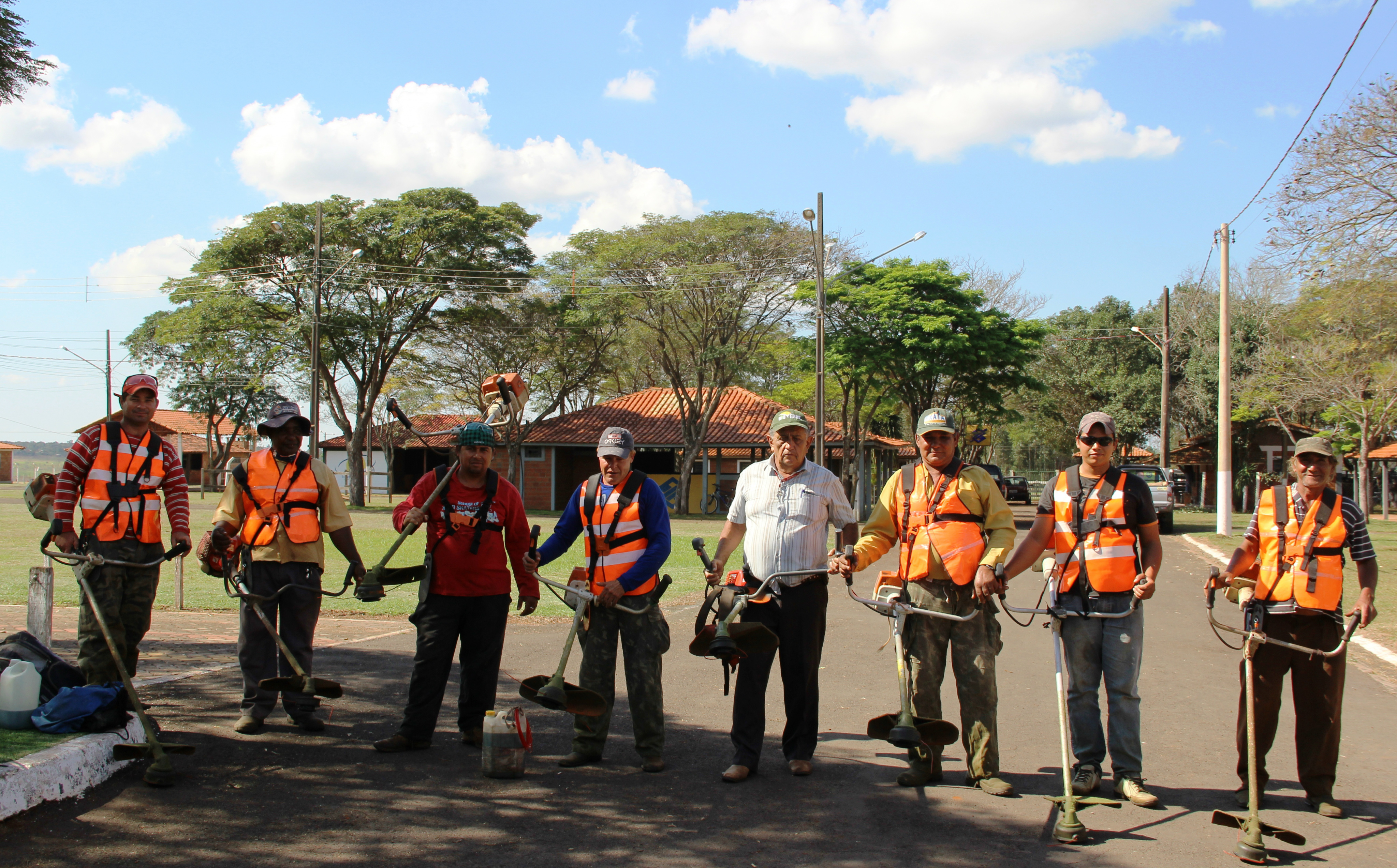 Equipe da prefeitura de Amambai que realiza a limpeza do Parque.