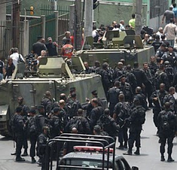 Policiamento ostensivo no Complexo do Alemão.
