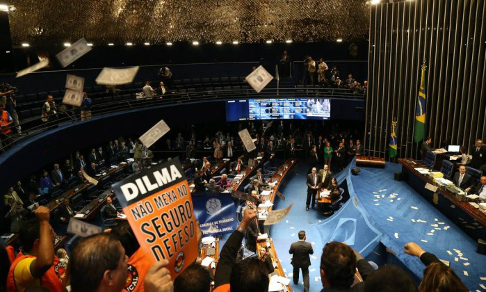 Plenário adia votação de projeto sobre seguro para empregado Plenário adia votação de projeto sobre seguro para empregado