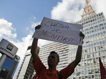 Para brasilianistas europeus, ainda não há elementos para impeachment de Dilma Protesto em frente ao prédio da Petrobras na Avenida Paulista, em São Paulo. (Foto: Reuters/Nacho Doce)