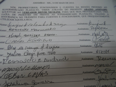 Nicoline solicita redutor de velocidades em frente ao Supermercado Planalto Abaixo assinado apresentado ao vereador contém cerca de 100 assinaturas / Foto: Moreira Produções