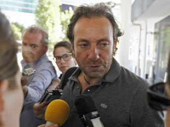 O patinador francês Philippe Candeloro falou rapidamente com a imprensa antes de embarcar para a França, no aeroporto de Buenos Aires, nesta sexta-feira (13).AFP PHOTO / EMILIANO LASALVIA