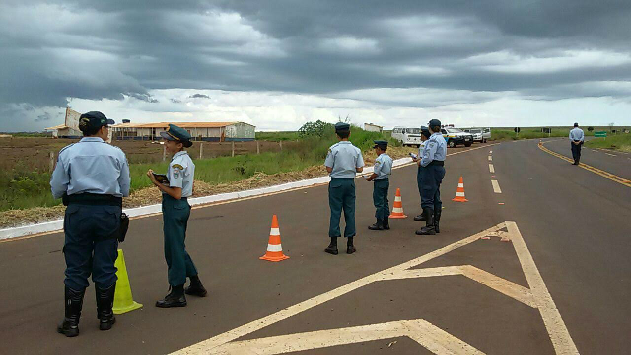 Crianças e policiais rodoviários realizam blitz educativa em rodovia estadual.Foto: Divulgação 