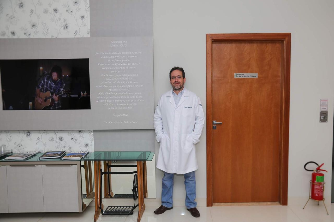 Médico ao lado do pé de máquina e do painel com história da mãe/Foto: Paulo Francis.