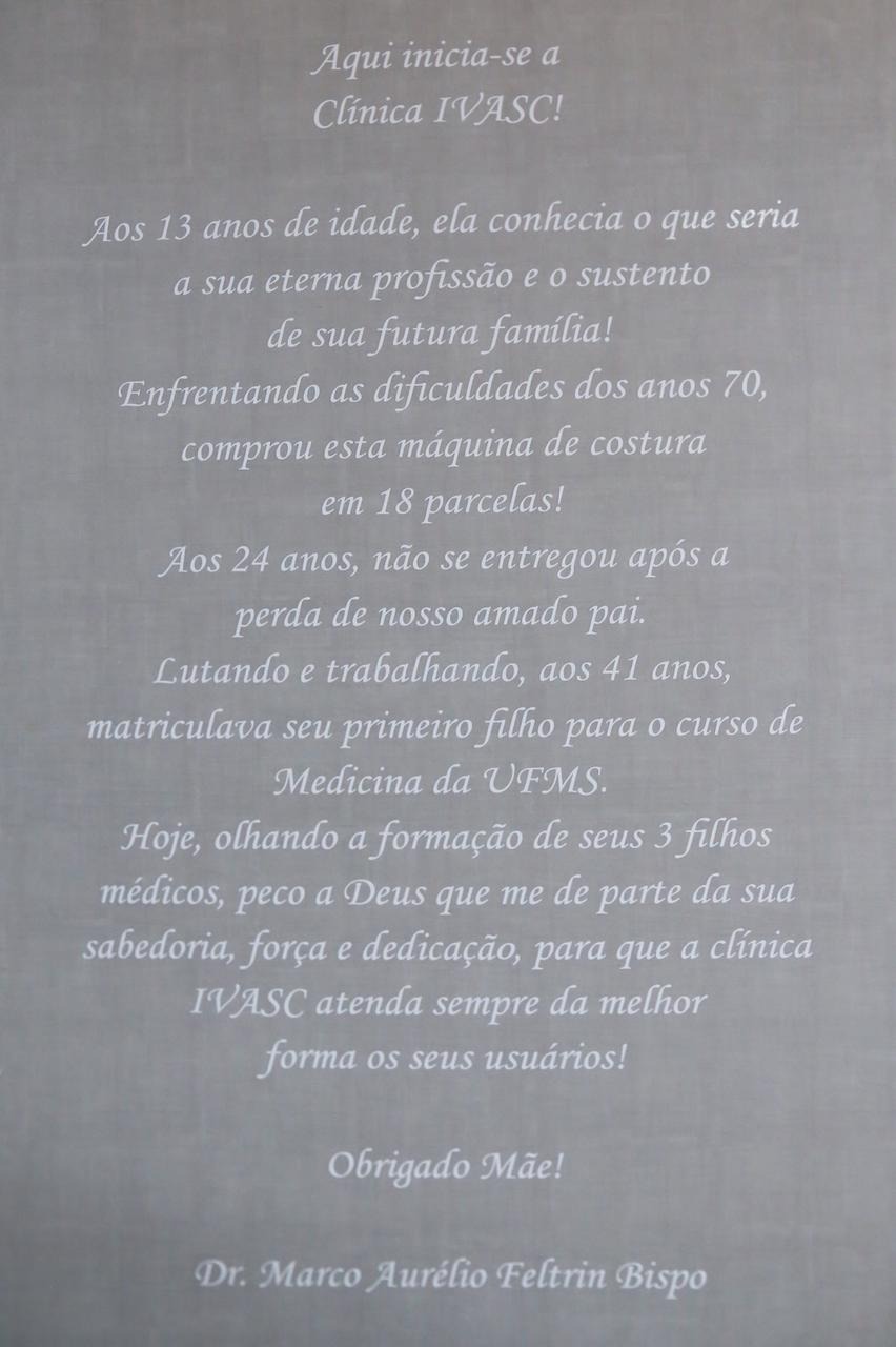 Painel com homenagem à mãe fica na recepção do consultório/Foto: Paulo Francis.
