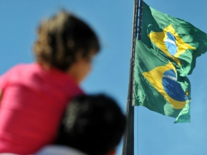 Brasília - Adultos e crianças assistem à troca da bandeira nacional, que ocorre todo primeiro domingo do mês, na Praça dos Três Poderes