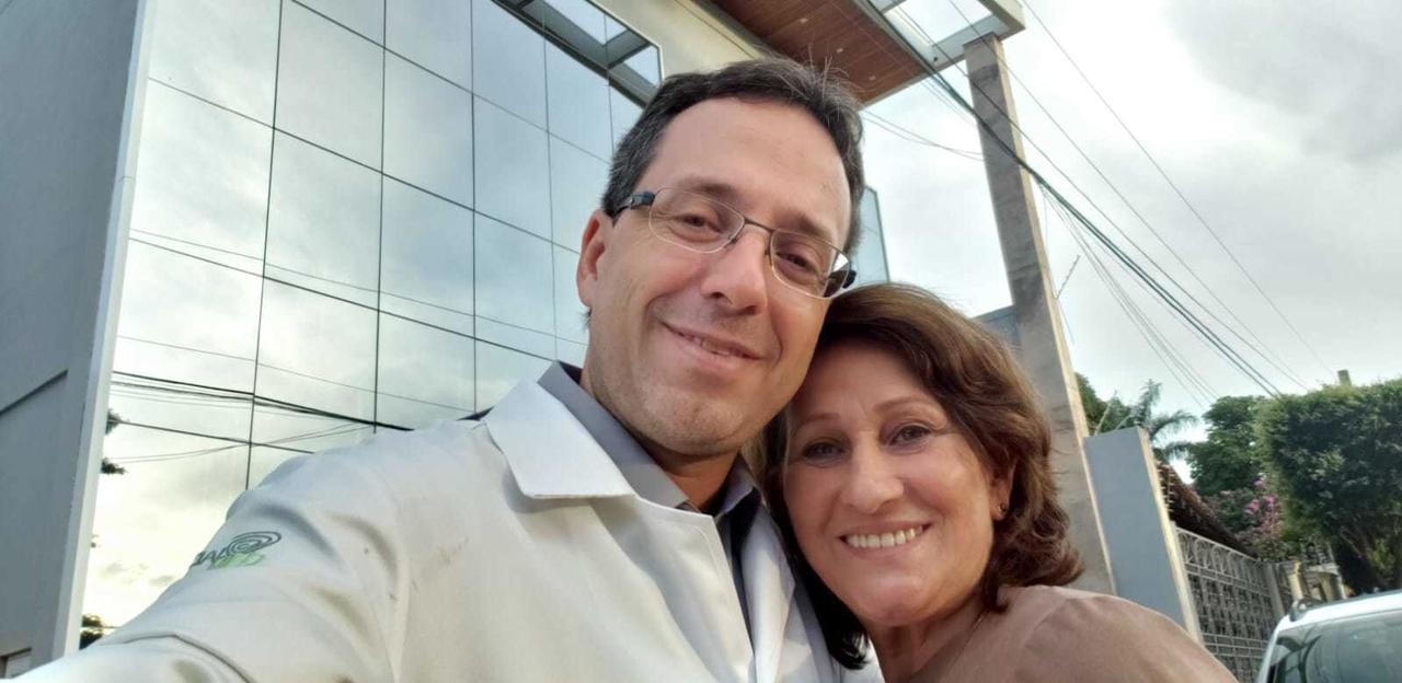 Marco e a mãe Lucines na primeira vez que ela foi ao consultório/Foto: Arquivo Pessoal.
