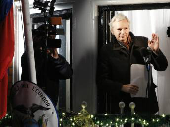 Julian Assange, na embaixada do Equador em Londres, em 20/12/12 / REUTERS/Luke MacGregor/files