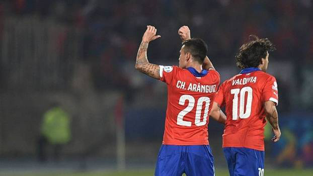 Embalado Chile desafia o irregular Uruguai para seguir adiante na Copa América Aránguiz e Valdívia estarão em campo diante do Uruguai nesta quarta-feira (24)