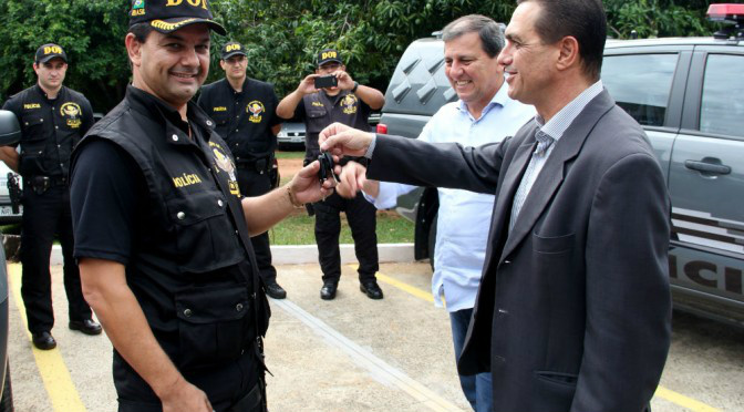 Governo do Estado entrega três novas viaturas para o DOF