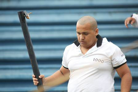 Leone com a barra de ferro com a qual foi flagrado agredindo torcedores do Atlético-PR, um deles desacordado