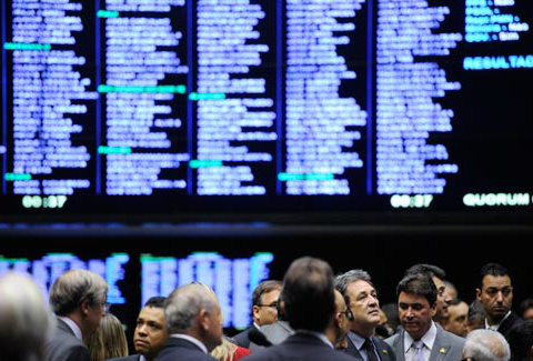 O Congresso Nacional realizou a primeira sessão em que os parlamentares apreciaram vetos presidenciais com votação aberta