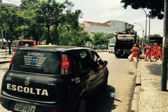 Escolta armada garante trabalho de garis durante greve da categoria no Rio Garis trabalham com escolta em ruas da região central do Rio de JaneiroTânia Rêgo / Agência Brasil