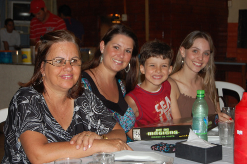 Ana Cleide com sua filha Ana Paula, o neto Leonardo e a nora Carol, durante festa na AABB. 