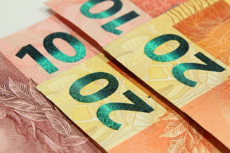 1,46 milhão de trabalhadores ainda não sacaram abono de 2015 Recursos são referentes ao ano de 2015 e podem ser retirados até 28 de dezembro